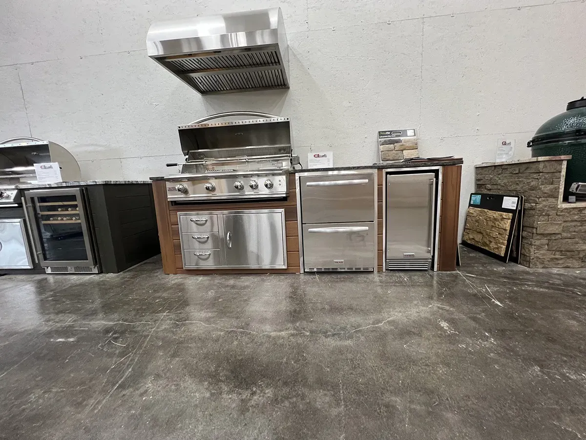 Outdoor grill with stainless steel cabinets and appliances in a showroom | Carpetland USA Granite & Flooring